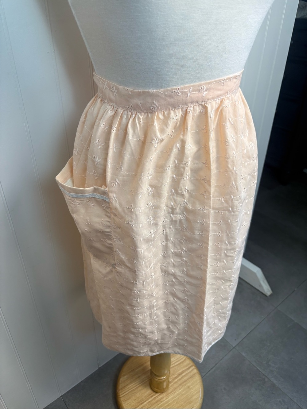 Vintage Light Peach Eyelet Half Apron Cottagecore Prairie Waist Tie - Picture 2 of 6